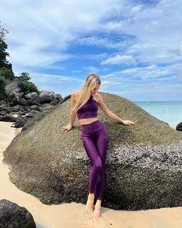 Joy Corrigan feet photo thumbnail