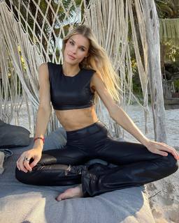 Joy Corrigan feet photo thumbnail