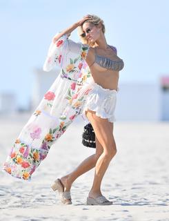 Joy Corrigan feet photo thumbnail