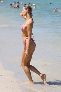 Joy Corrigan feet photo thumbnail