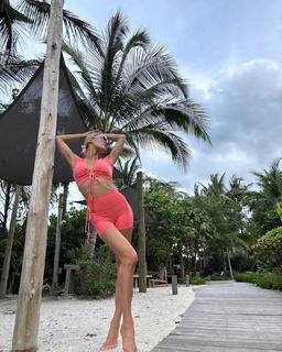 Joy Corrigan feet photo thumbnail