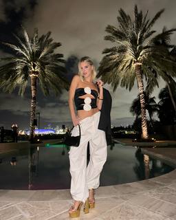 Joy Corrigan feet photo thumbnail