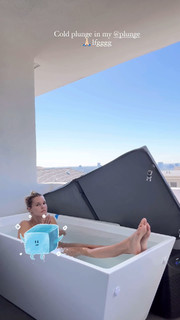 Joy Corrigan feet photo thumbnail