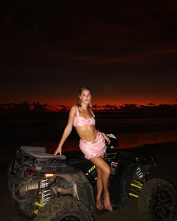 Joy Corrigan feet photo thumbnail