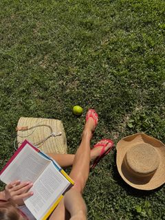 Joy Corrigan feet photo thumbnail