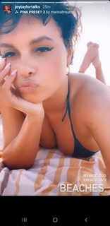 Joy Taylor feet photo thumbnail