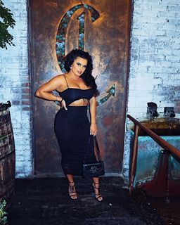 Joy Taylor feet photo thumbnail