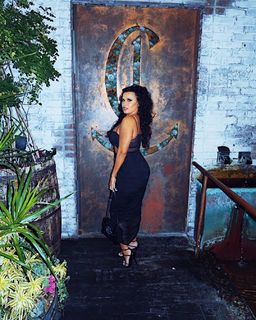 Joy Taylor feet photo thumbnail