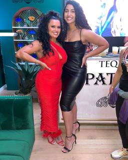 Joy Taylor feet photo thumbnail