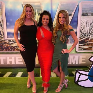 Joy Taylor feet photo thumbnail