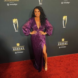 Joy Taylor feet photo thumbnail
