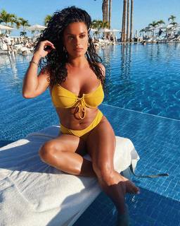 Joy Taylor feet photo thumbnail