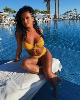 Joy Taylor feet photo thumbnail