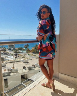 Joy Taylor feet photo thumbnail