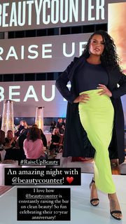 Joy Taylor feet photo thumbnail