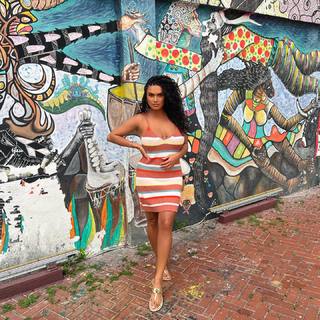 Joy Taylor feet photo thumbnail