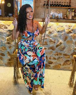 Joy Taylor feet photo thumbnail