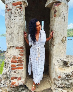Joy Taylor feet photo thumbnail