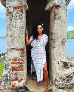 Joy Taylor feet photo thumbnail