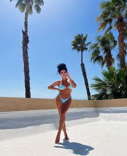 Joy Taylor feet photo thumbnail