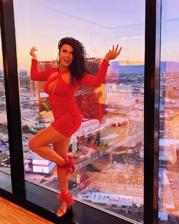 Joy Taylor feet photo thumbnail