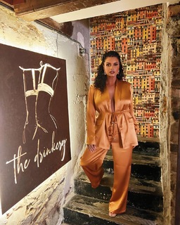Joy Taylor feet photo thumbnail