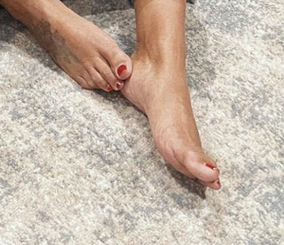 Joy Taylor feet photo thumbnail