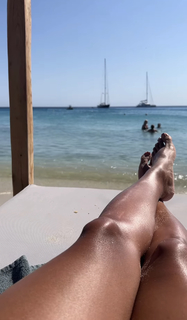 Joy Taylor feet photo thumbnail