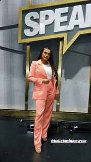 Joy Taylor feet photo thumbnail