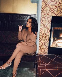 Joy Taylor feet photo thumbnail