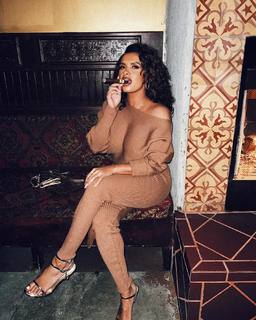 Joy Taylor feet photo thumbnail