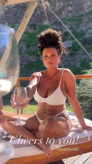 Joy Taylor feet photo thumbnail