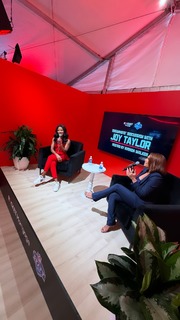 Joy Taylor feet photo thumbnail