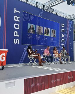 Joy Taylor feet photo thumbnail