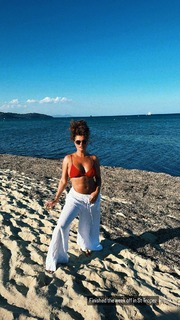 Joy Taylor feet photo thumbnail