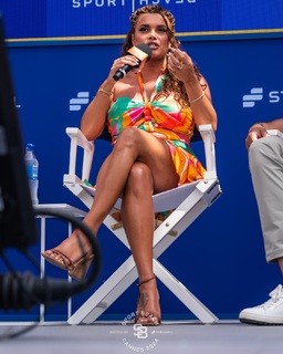 Joy Taylor feet photo thumbnail