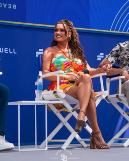 Joy Taylor feet photo thumbnail