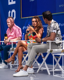 Joy Taylor feet photo thumbnail