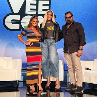 Joy Taylor feet photo thumbnail