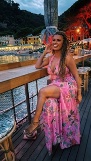 Joy Taylor feet photo thumbnail