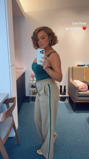 Joy Taylor feet photo thumbnail