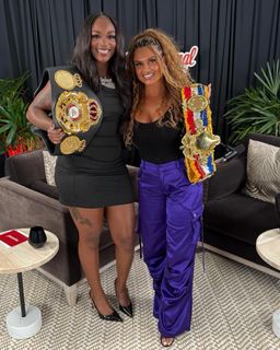 Joy Taylor feet photo thumbnail
