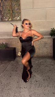 Joy Taylor feet photo thumbnail