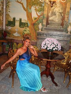 Joy Taylor feet photo thumbnail