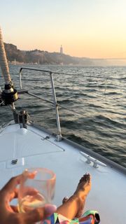 Joy Taylor feet photo thumbnail