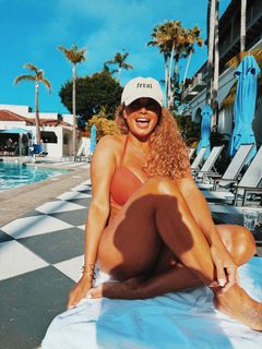 Joy Taylor feet photo thumbnail