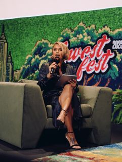 Joy Taylor feet photo thumbnail