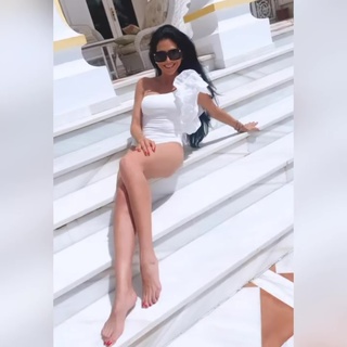 Joyce Giraud feet photo 3