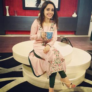 Juggun Kazim feet photo thumbnail