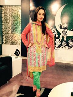 Juggun Kazim feet photo thumbnail